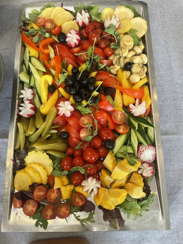 Dārzeņu plate ( svaigo) ar ķiploku mērcīti