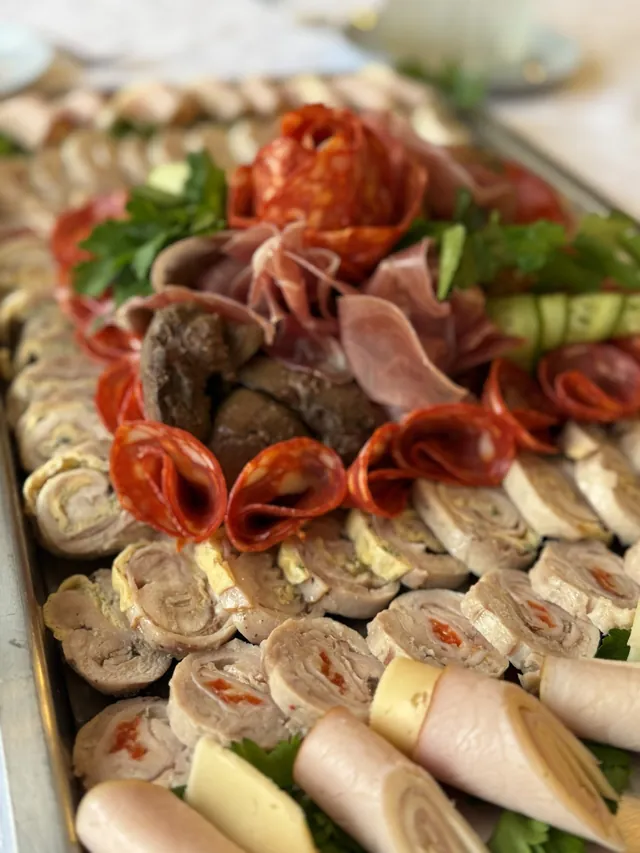 Gaļas plate ( pildītas ruletītes no vistas gaļas, chirizo, sķinķi , kas pašcepts, kotletes vai akniņas- dažādība)