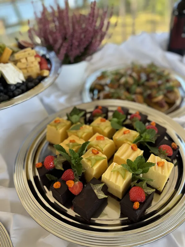 Desertu delikatešu plate ( mini kūciņas, cepumi, makarūni, ogas, šokolāde)