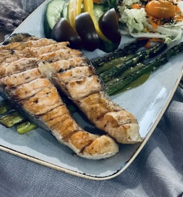 Cepts laša steiks ar rozmarīnu un citronu